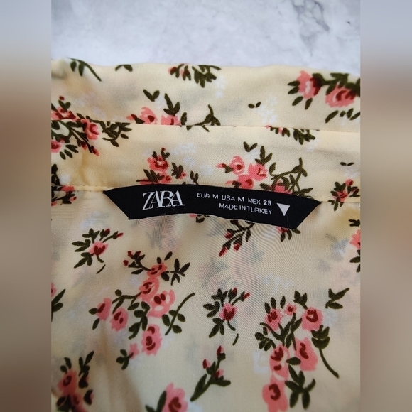 Zara Floral Satin Blouse Top Button Down Size Medium Ruched Sides Fitted - Picture 8 of 9